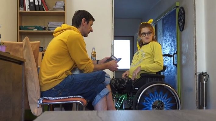 Těžce handicapovaná dívka musela dokazovat, že se zázračně neuzdravila